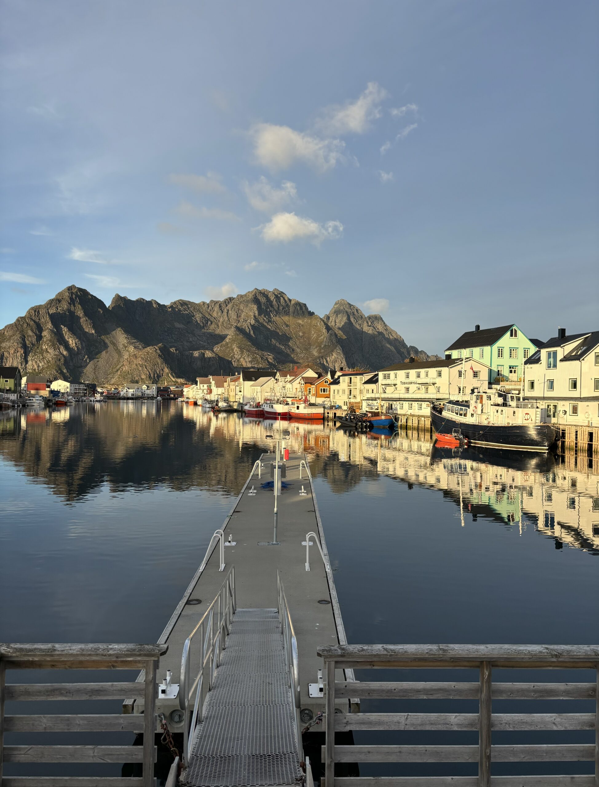 ofoten in Shoulder Season is the Golden Season - Henninsvær 